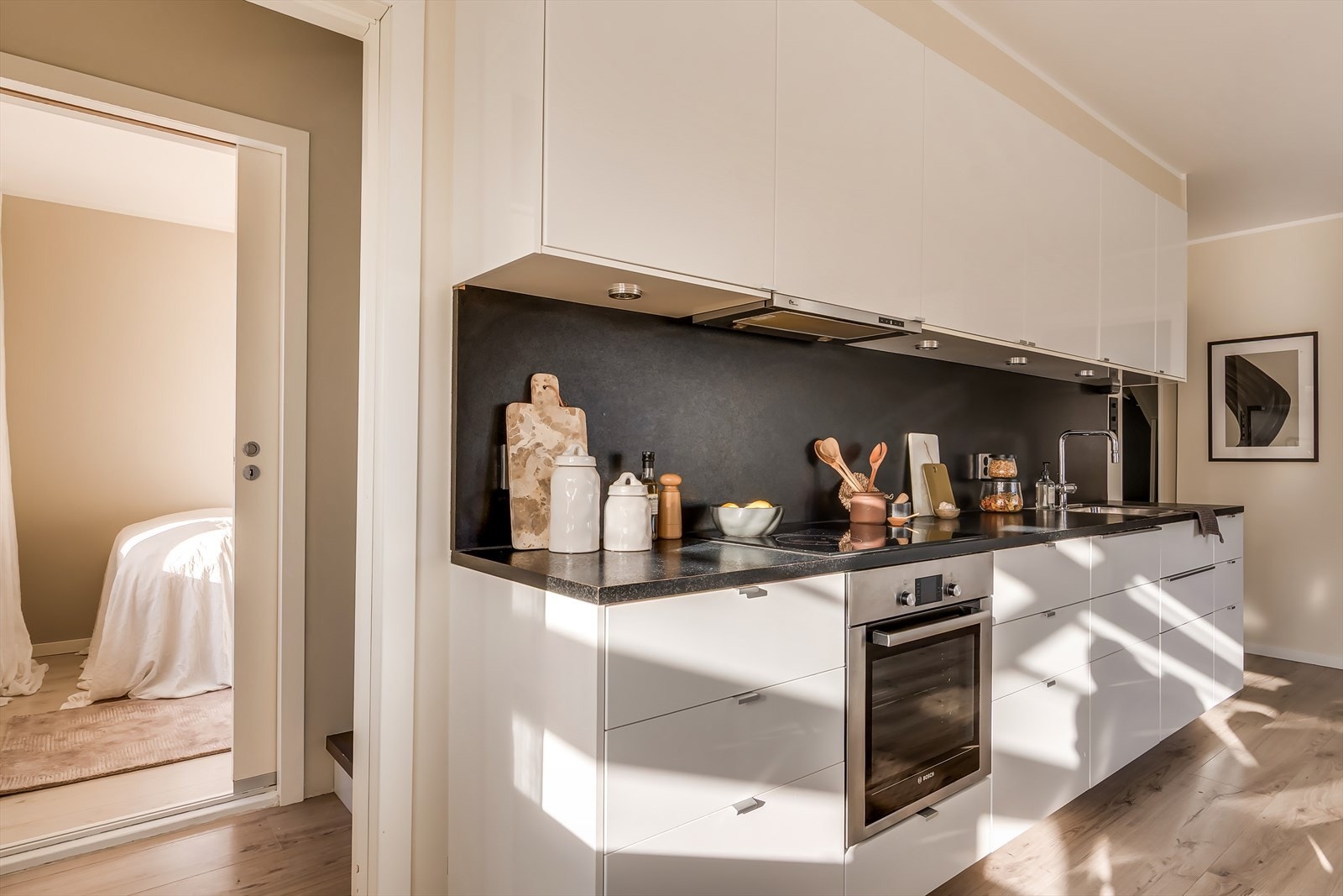 Kjøkkenet er utstyrt med integrert platetopp, stekeovn, oppvaskmaskin, kjøleskap og fryser. Galleribilde