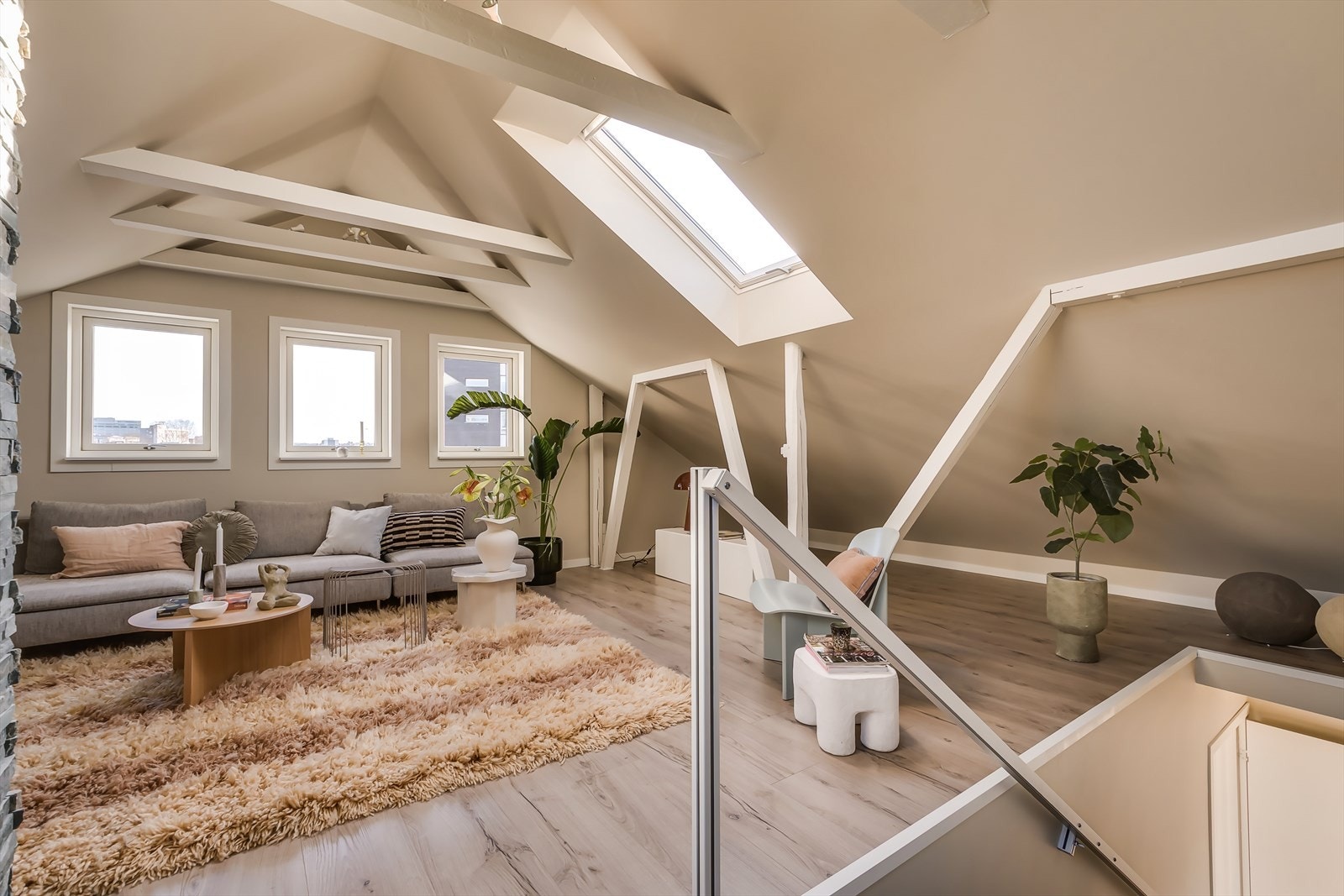 Videre opp finner man en stor og innbydende stue med gode innredningsmuligheter. Galleribilde