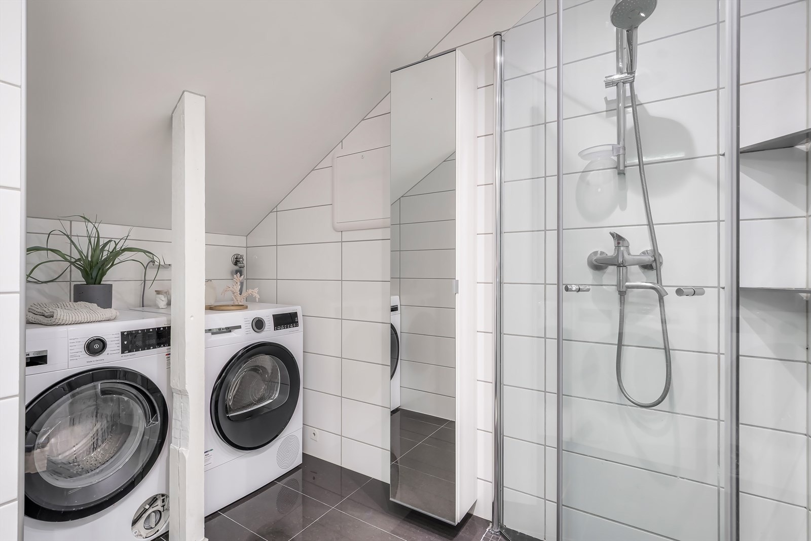 Badet har opplegg for både vaskemaskin og tørketrommel. Galleribilde