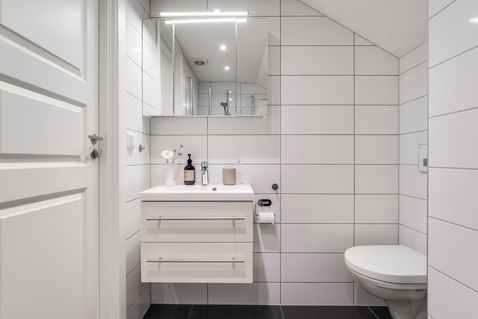 Det er videre behagelig gulvvarme, downlights i taket og er tilkoblet elektrisk vifte. Galleribilde