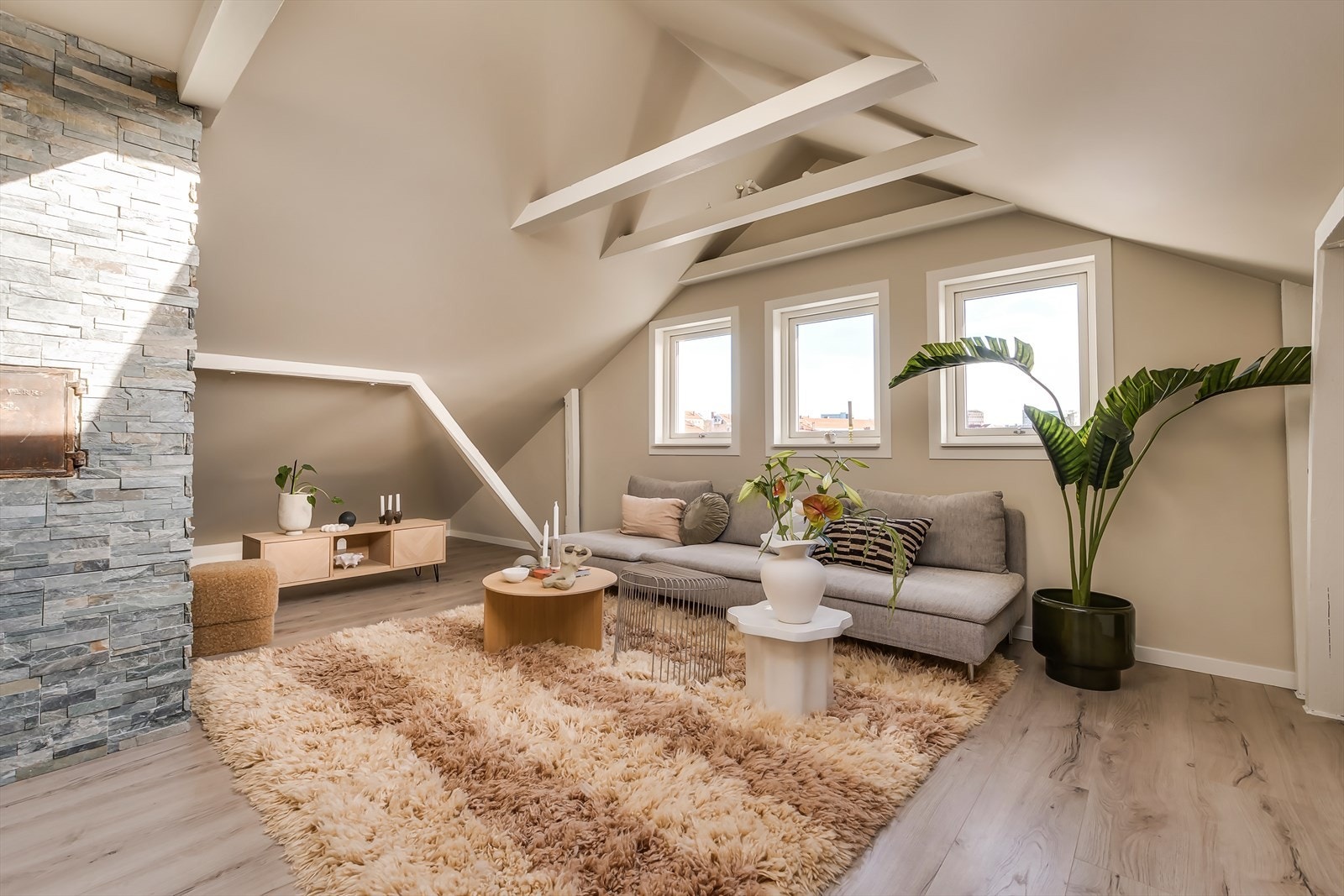 Loftet ble utbygd i 2013 med stor stue og flott bad. Galleribilde