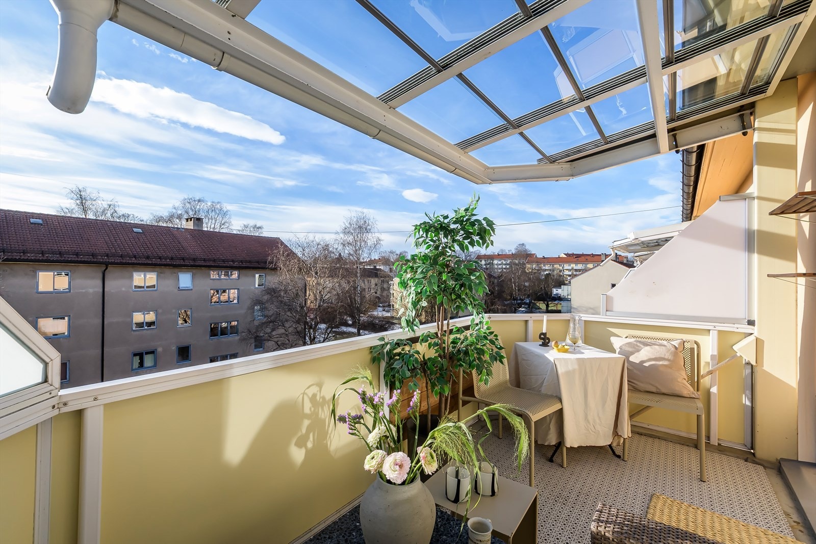 Balkongen byr på god plass til ulike utemøbler, planter og grill. Galleribilde