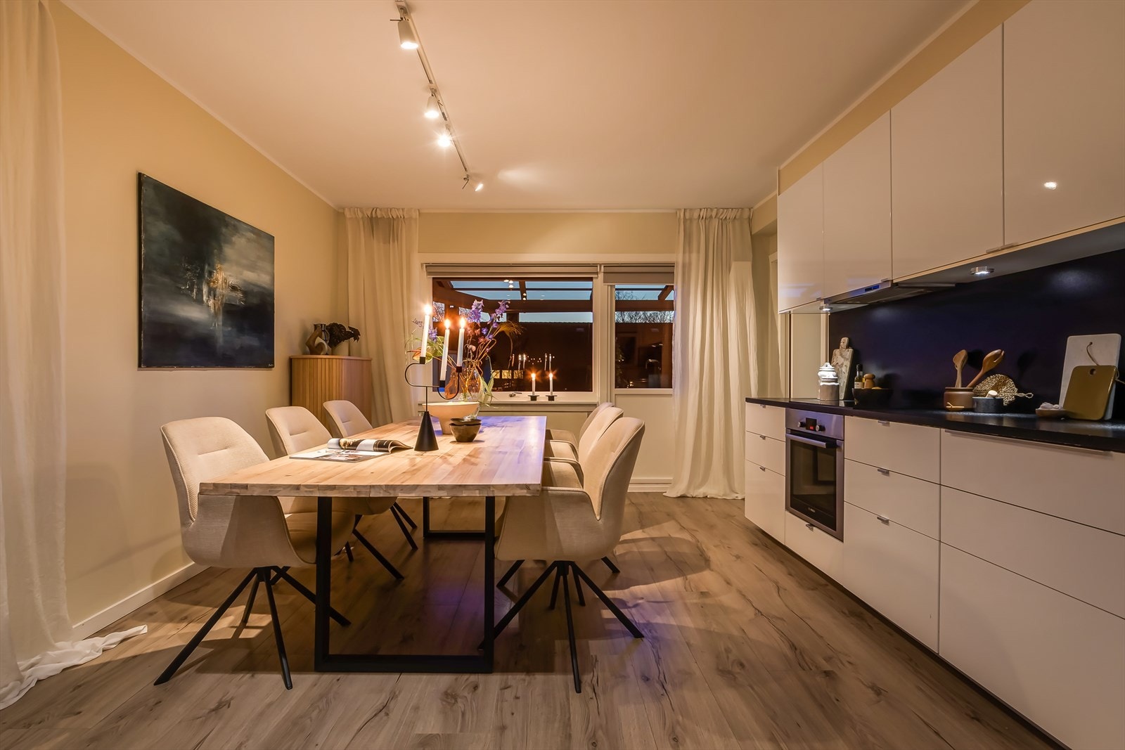 Dette er et ideelt kjøkken for både hverdagsbruk og hyggelige sammenkomster. Galleribilde