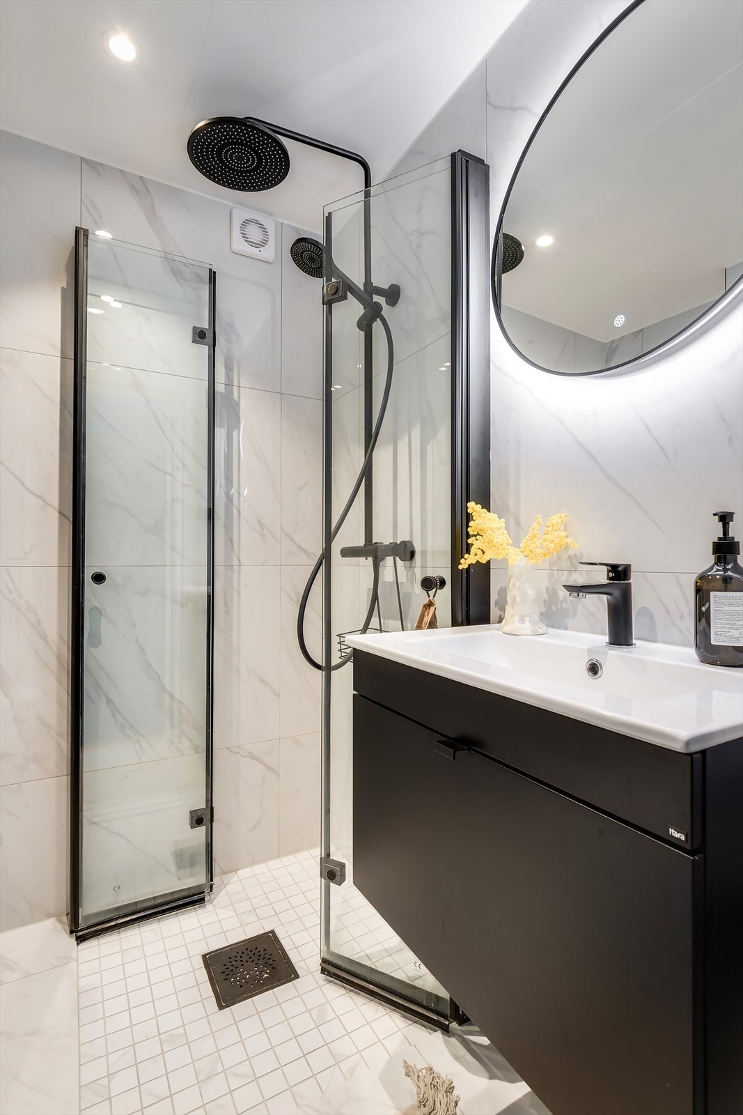 Badet har behagelig gulvvarme, downlights i taket og er tilkoblet elektrisk vifte. Galleribilde