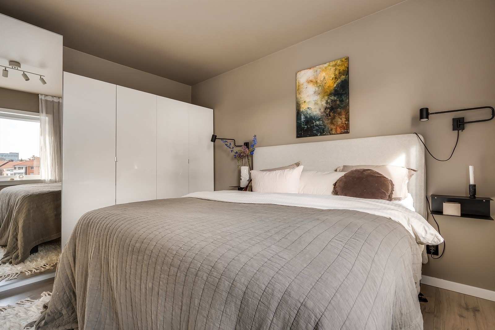 Stort garderobeskap gir rikelig med oppbevaringsplass. Galleribilde