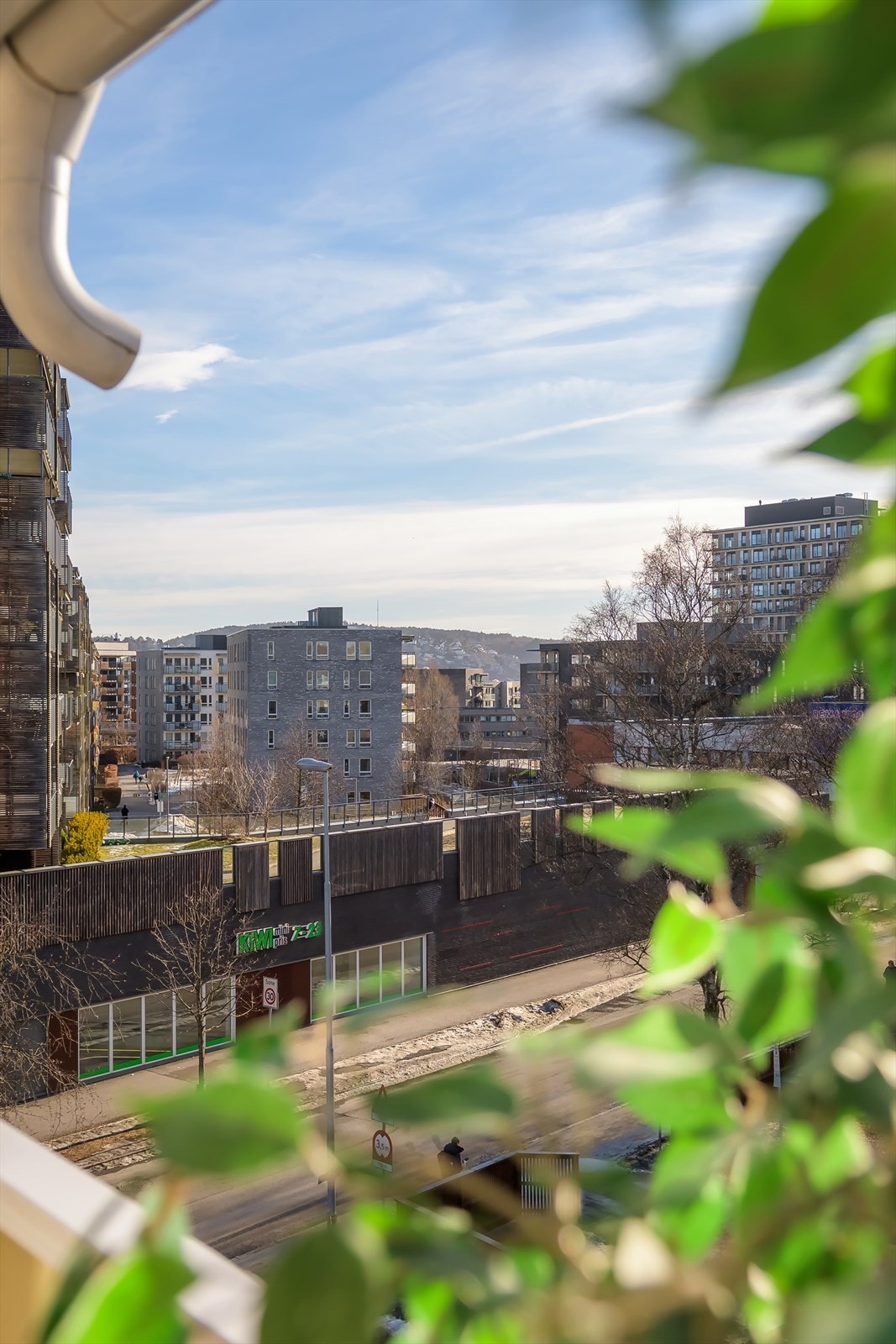 Det er gangavstand til alt av servicetilbud. Nærbutikker som blant annet Rema 1000 og Kiwi. Galleribilde