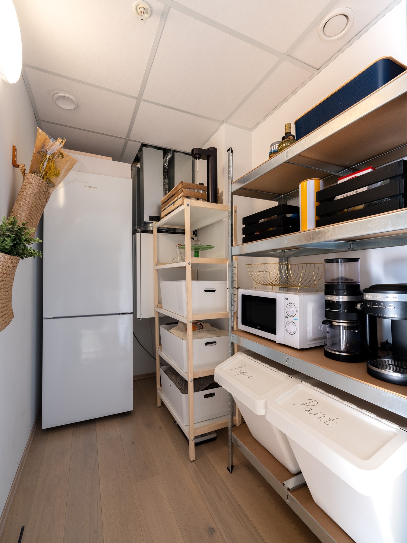 I tilknytning til den åpne stue- og kjøkkenløsningen ligger det en praktisk innvendig bod. Perfekt til oppbevaring av tørrvarer, støvsuger og annet ønskelig. Galleribilde