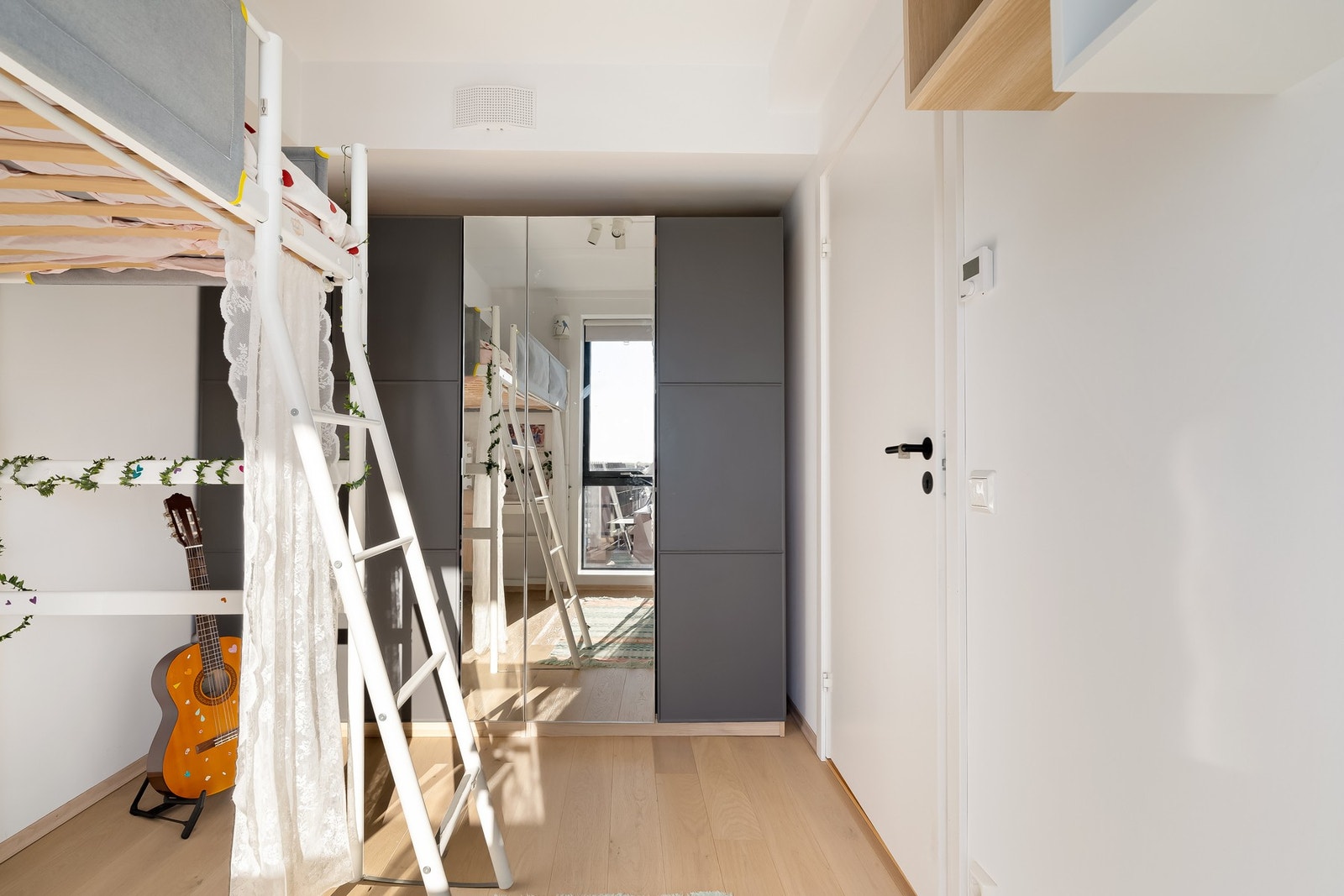 Her har du plass til en stor garderobeløsning. Garderobeløsningen medfølger naturligvis ved salg. Galleribilde