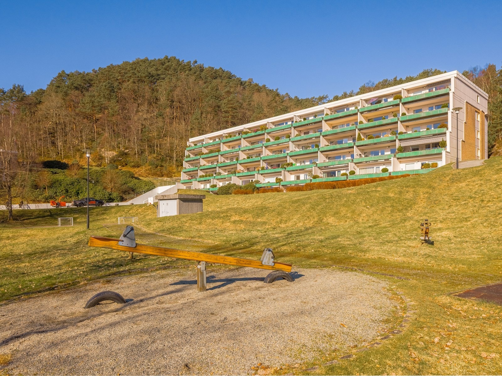 Flott opparbeidet fellesareal i borettslaget med lekeplass, ballbane m.m. Galleribilde