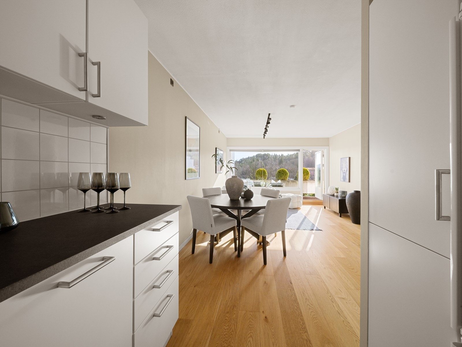 Av integrerte hvitevarer følger oppvaskmaskin, steikeovn og platetopp. Galleribilde