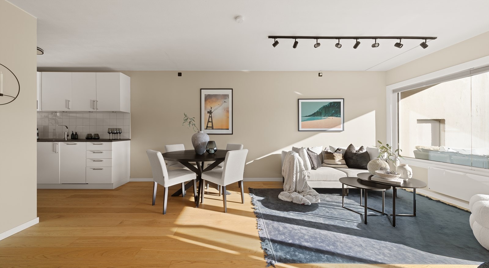 Overflatene er malt i lyse og tidsriktige farger (malt i 2023). Legg merke til den flotte 1-stavs eikeparketten! Galleribilde