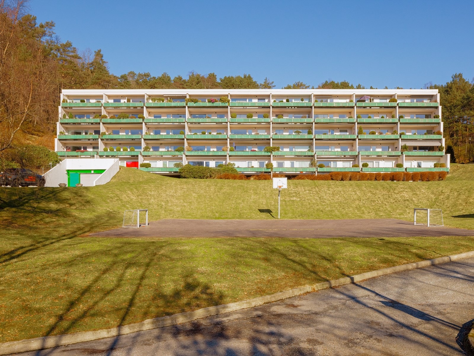 Fra leiligheten er det kun en kort rusletur til dagligvarebutikk og alle øvrige fasiliteter rundt Oasen Senter. Galleribilde