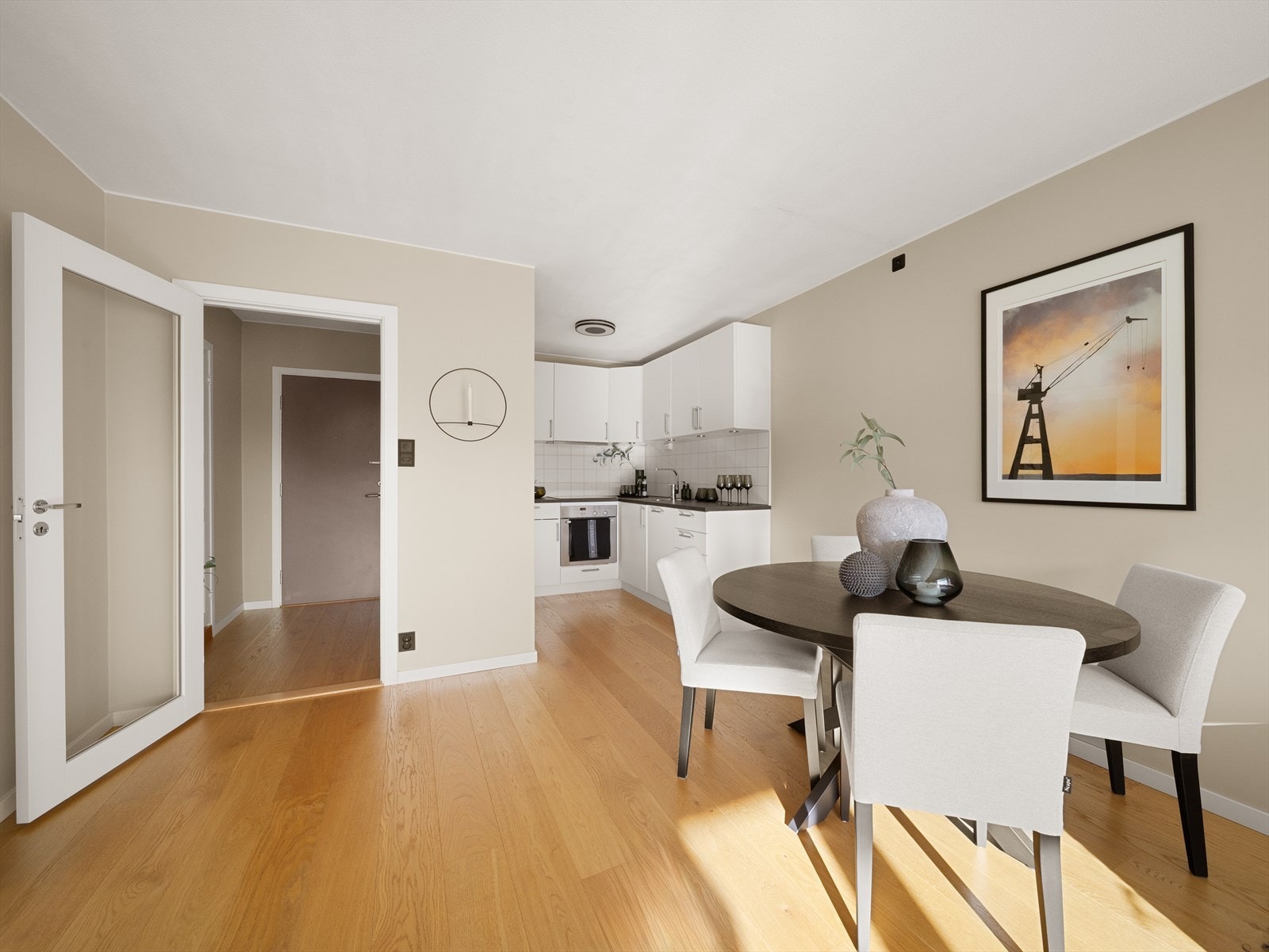 Den åpne stue-/kjøkkenløsningen er både praktisk og sosial. Galleribilde