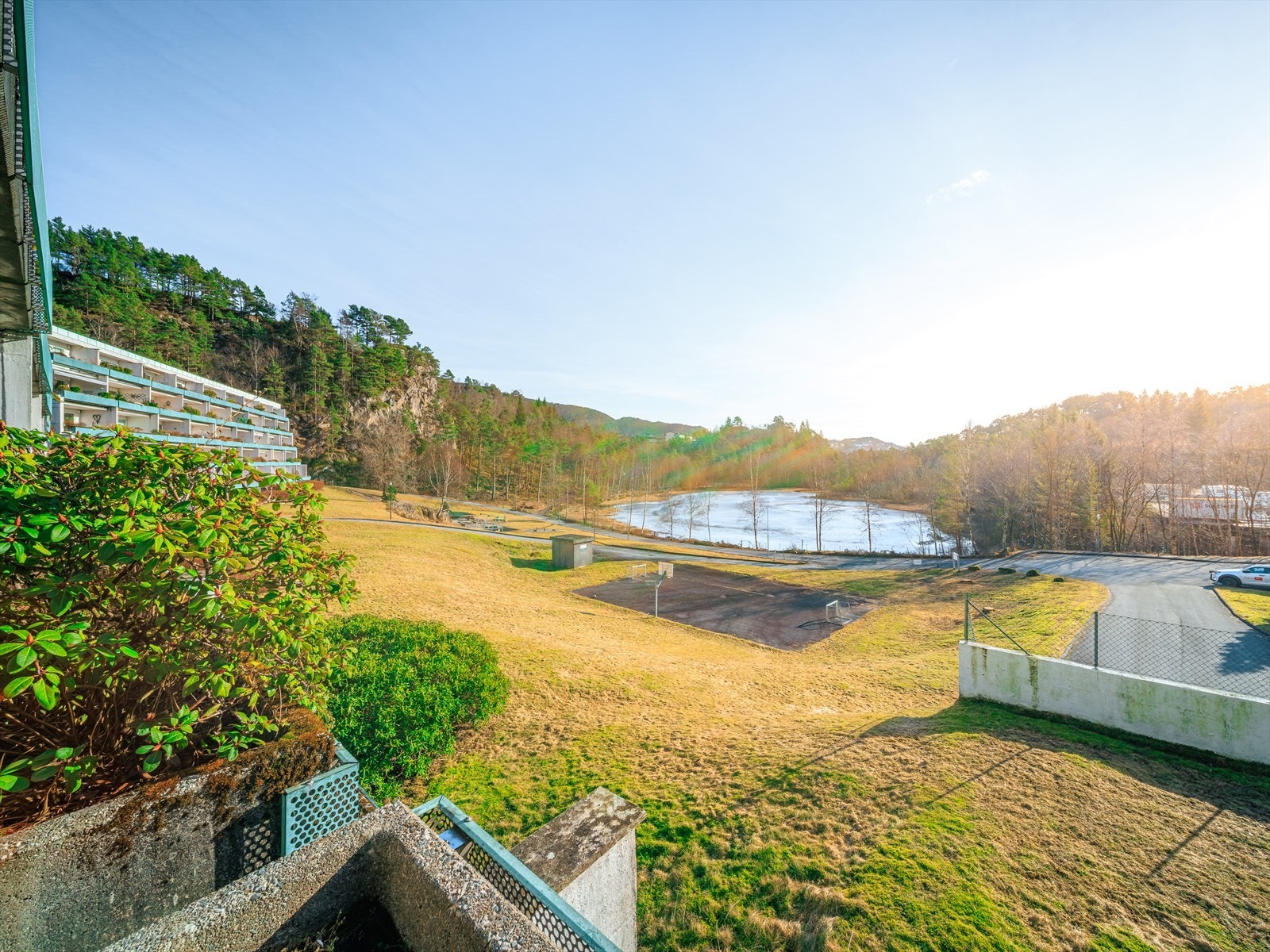 Leiligheten har meget god intern beliggenhet med nydelig utsikt mot vannet. Galleribilde