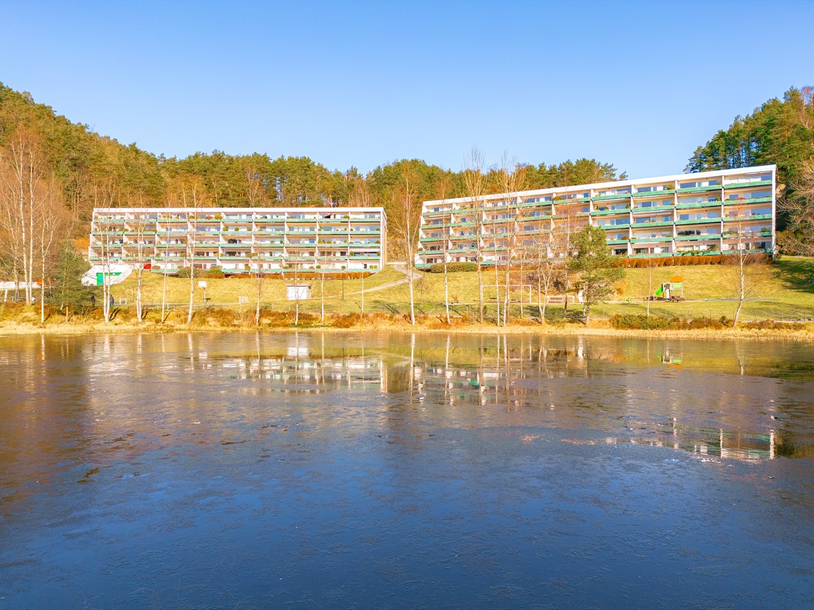 Her bor du landlig, men likevel sentralt, med kun ti minutters reisevei til Bergen sentrum. Kanadaskogen ligger som nærmeste nabo og tilbyr et stort nettverk av turstier og idylliske badeplasser. Galleribilde