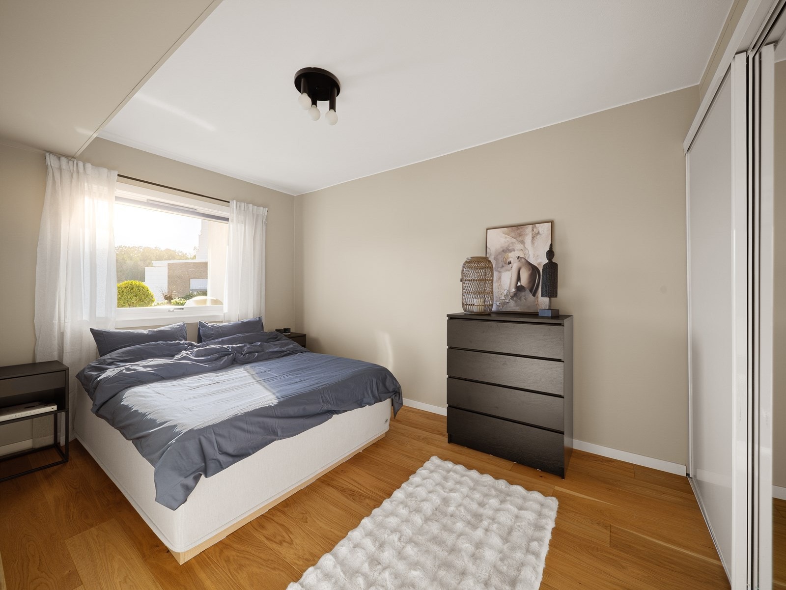 Romslig soverom med god plass til stor seng, nattbord og annet ønsket møblement. Galleribilde