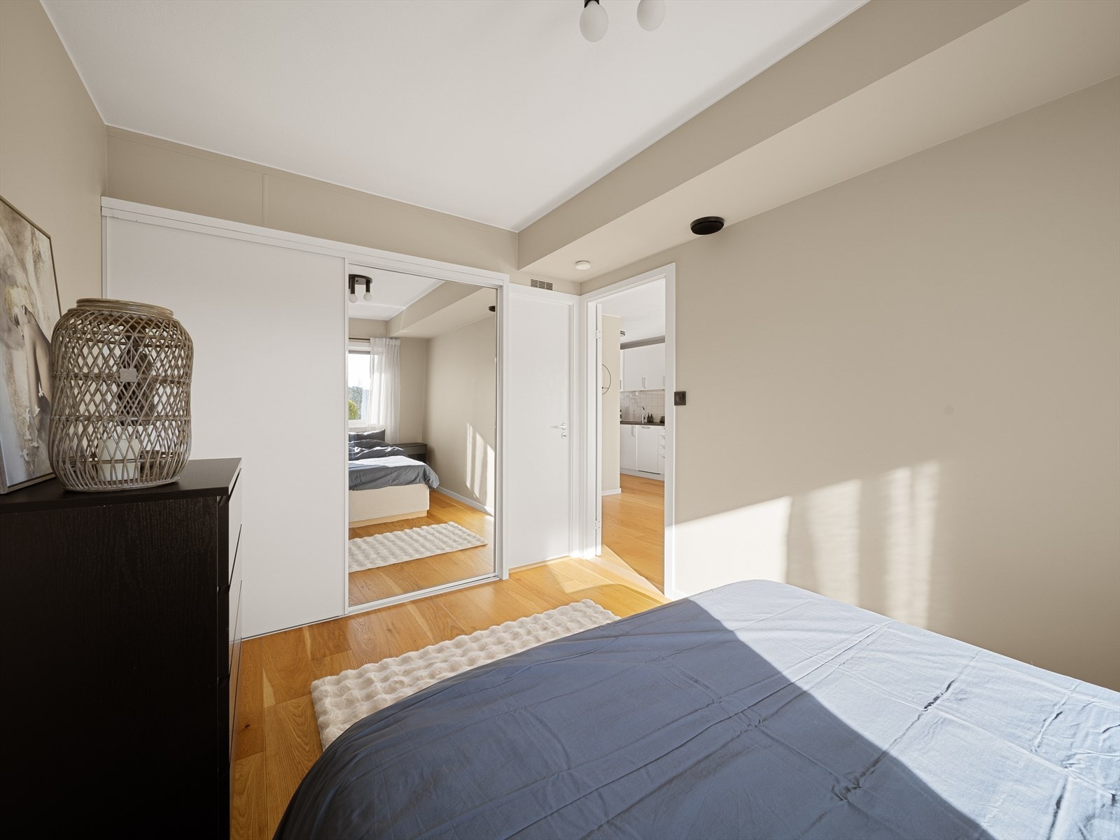 Her er stor skyvedørsgarderobe som sørger for godt med plass til klær. Fra rommet er det inngang til en bod (4,1 m²) som sørger for ytterligere oppbevaringsplass. Galleribilde