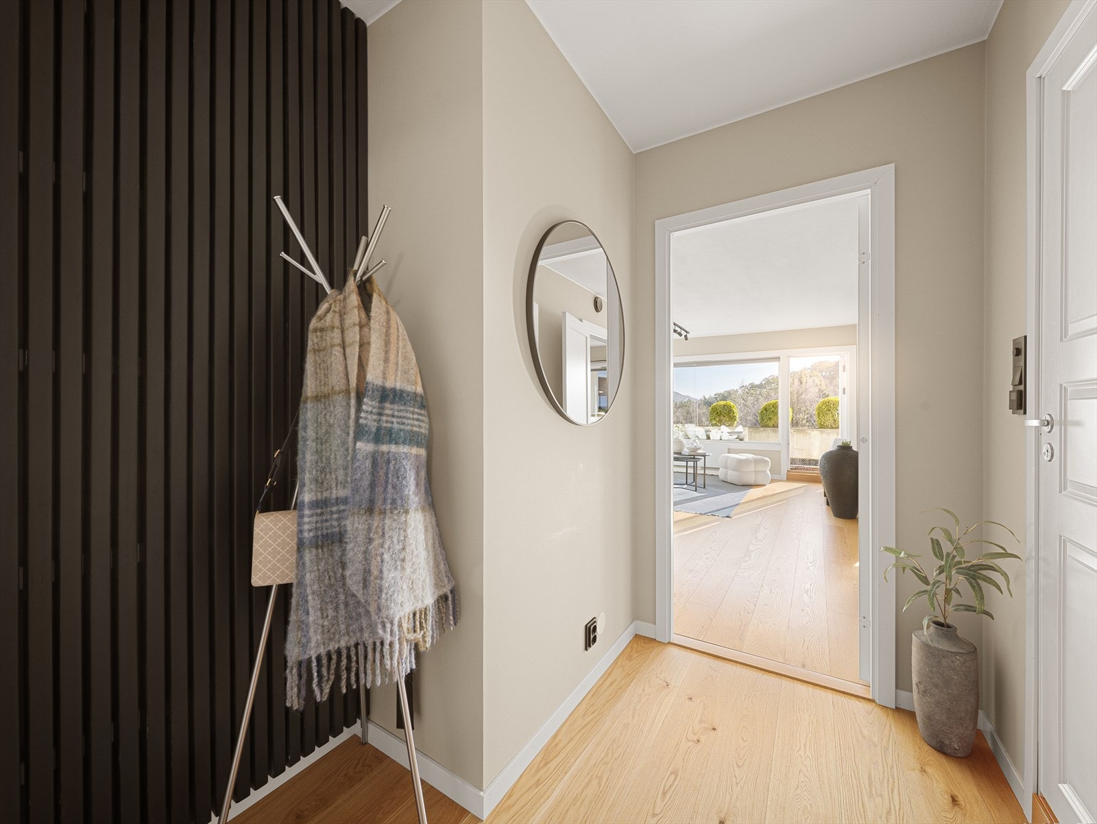 Velkommen inn i en trivelig entrè. Her er det plass til å henge fra seg yttertøy og sko. Galleribilde