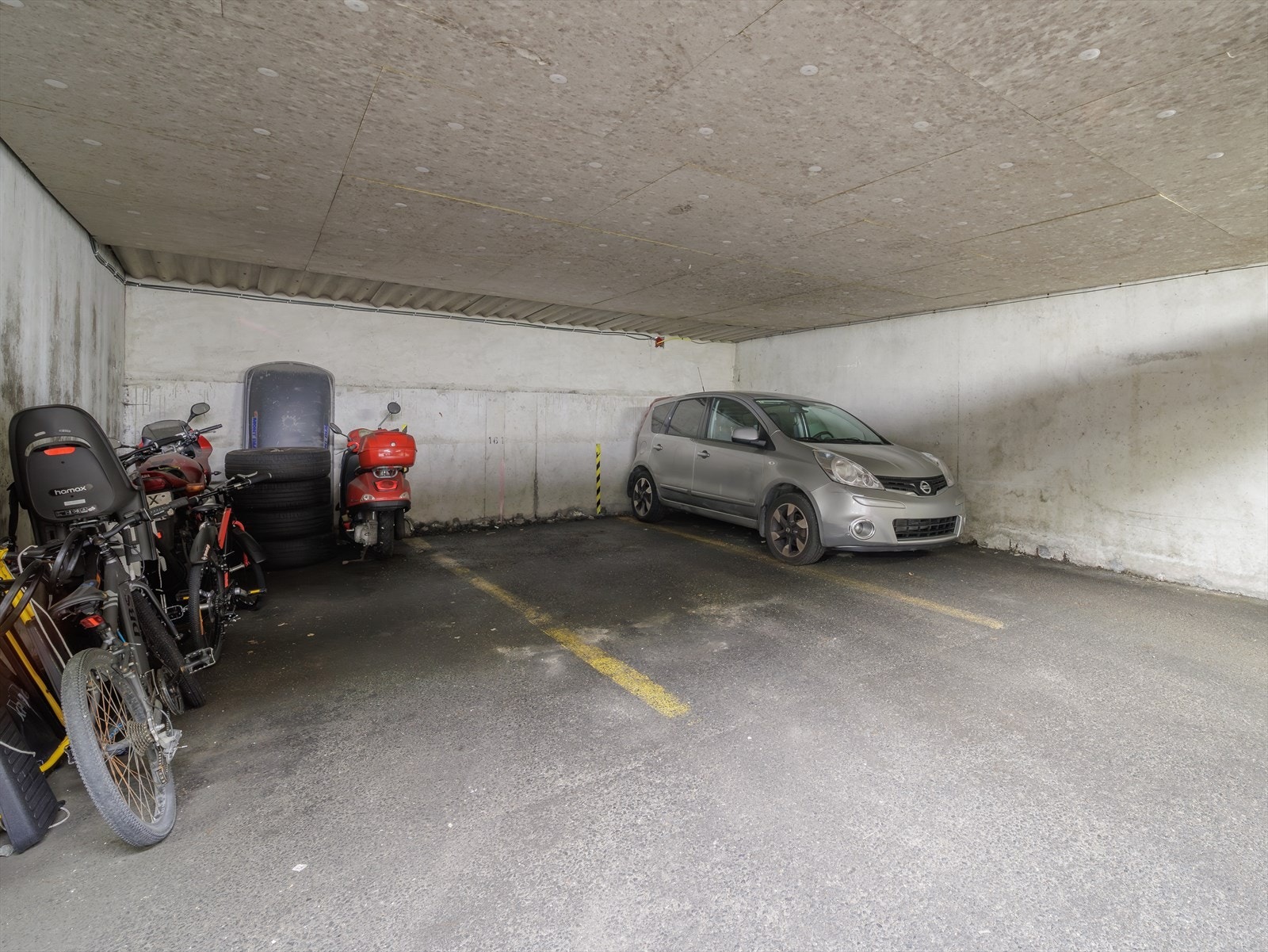 Leiligheten disponerer fast garasjeplass i kjeller (nr. 161 i midten på bildet). Galleribilde