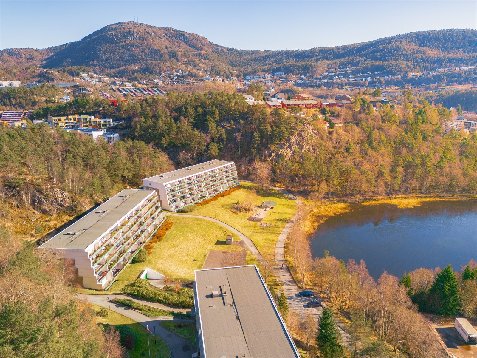 Leiligheten har en tilbaketrukket og svært attraktiv beliggenhet i Barliveien, et populært boligområde i hjertet av Fyllingsdalen. Galleribilde