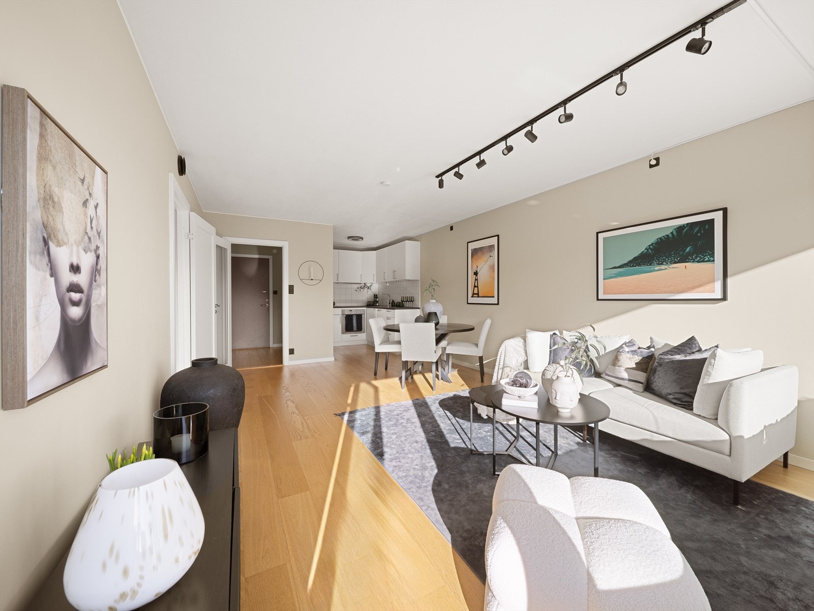 Her kan du enkelt innrede med sofagruppe og spisebord. Galleribilde