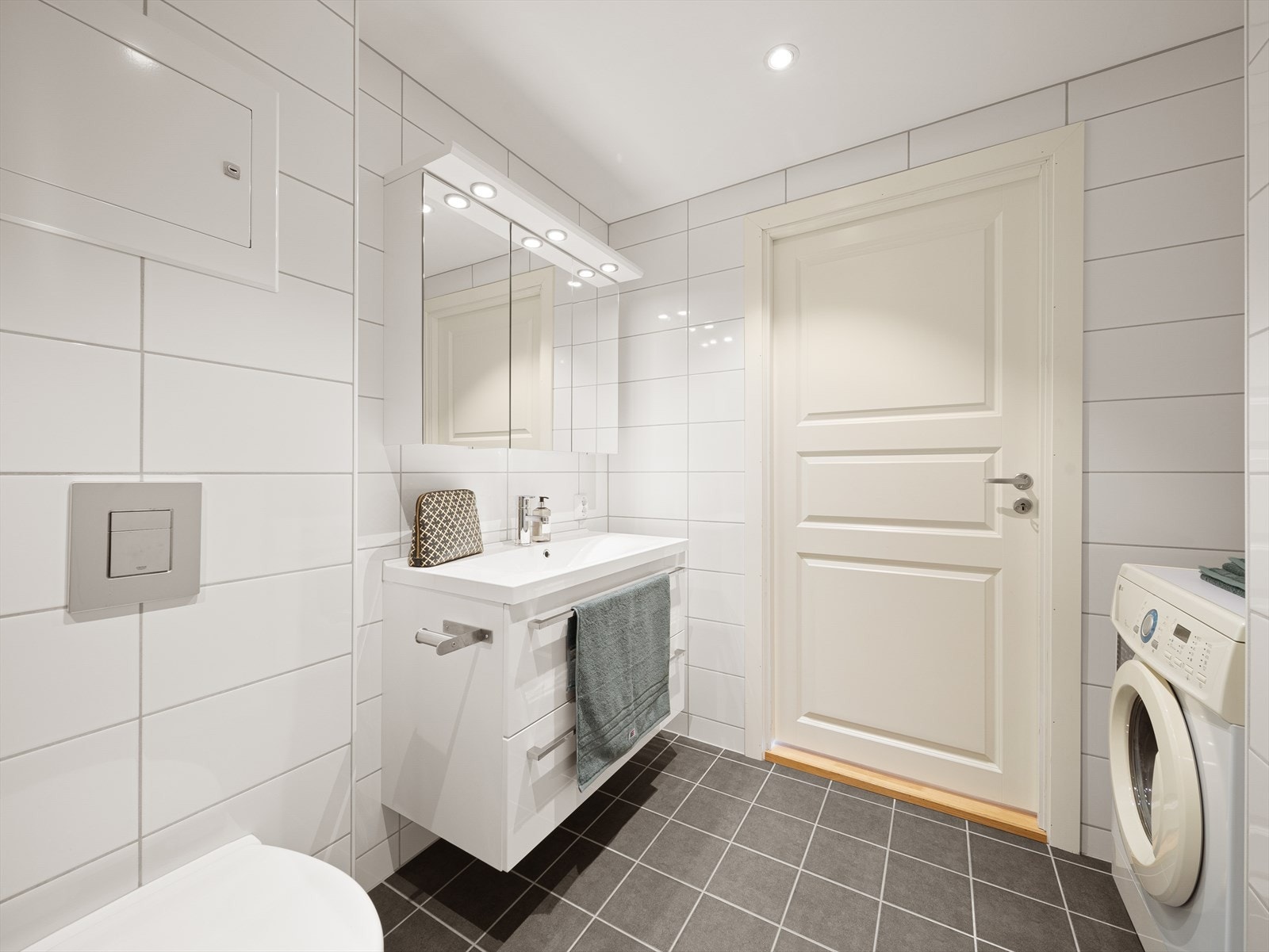 Det er termostatstyrte varmekabler i gulv. Galleribilde