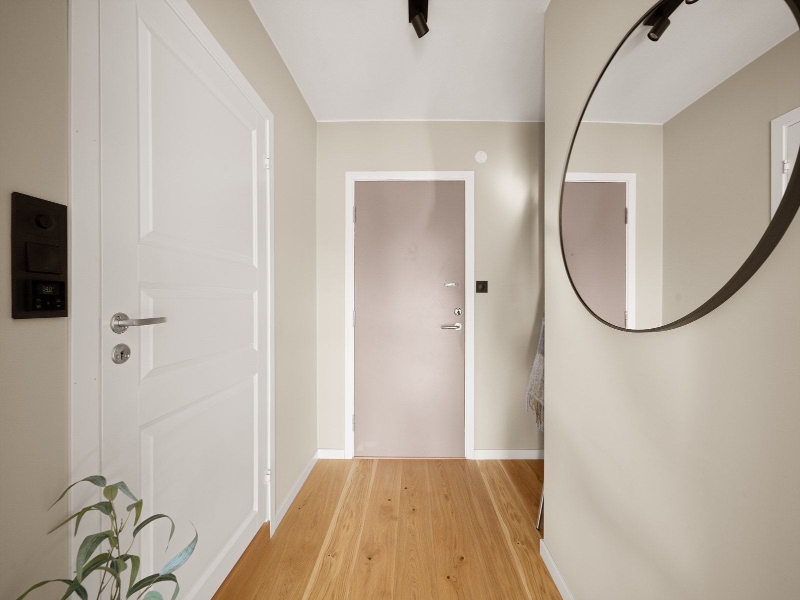 Leiligheten har balansert ventilasjonsanlegg. Veggflater i gang ble pusset opp i 2023. Galleribilde