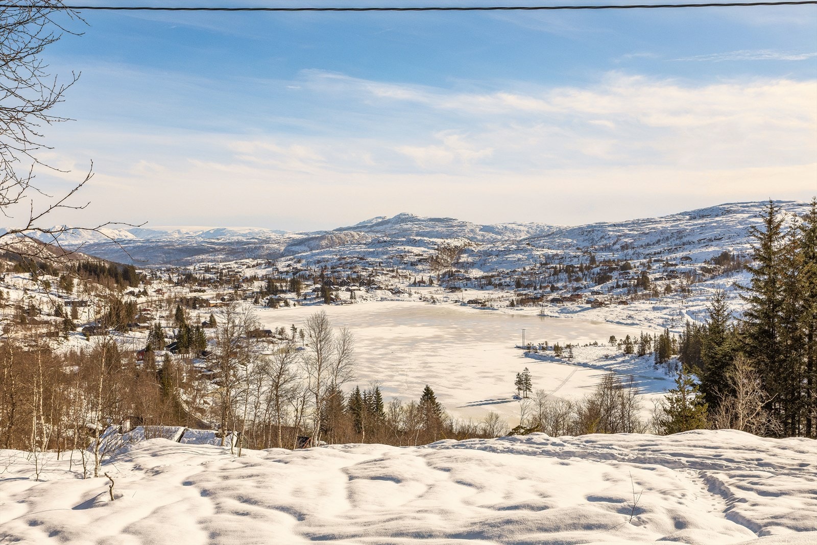 Vid utsikt over Måvotsvatnet og fjellene i bakkant fra eiendommen Galleribilde