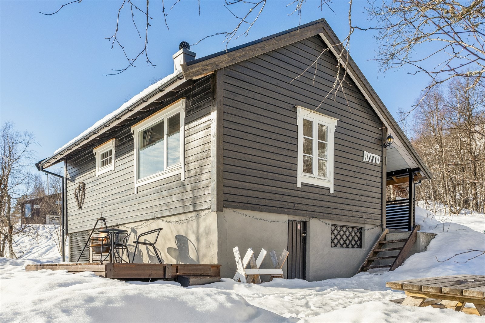 Hytten er vesentlig og jevnlig oppgradert siden 2019 og frem til i dag - skiftet kledning, taktekking, innlagt vann/avløp m.m. Galleribilde