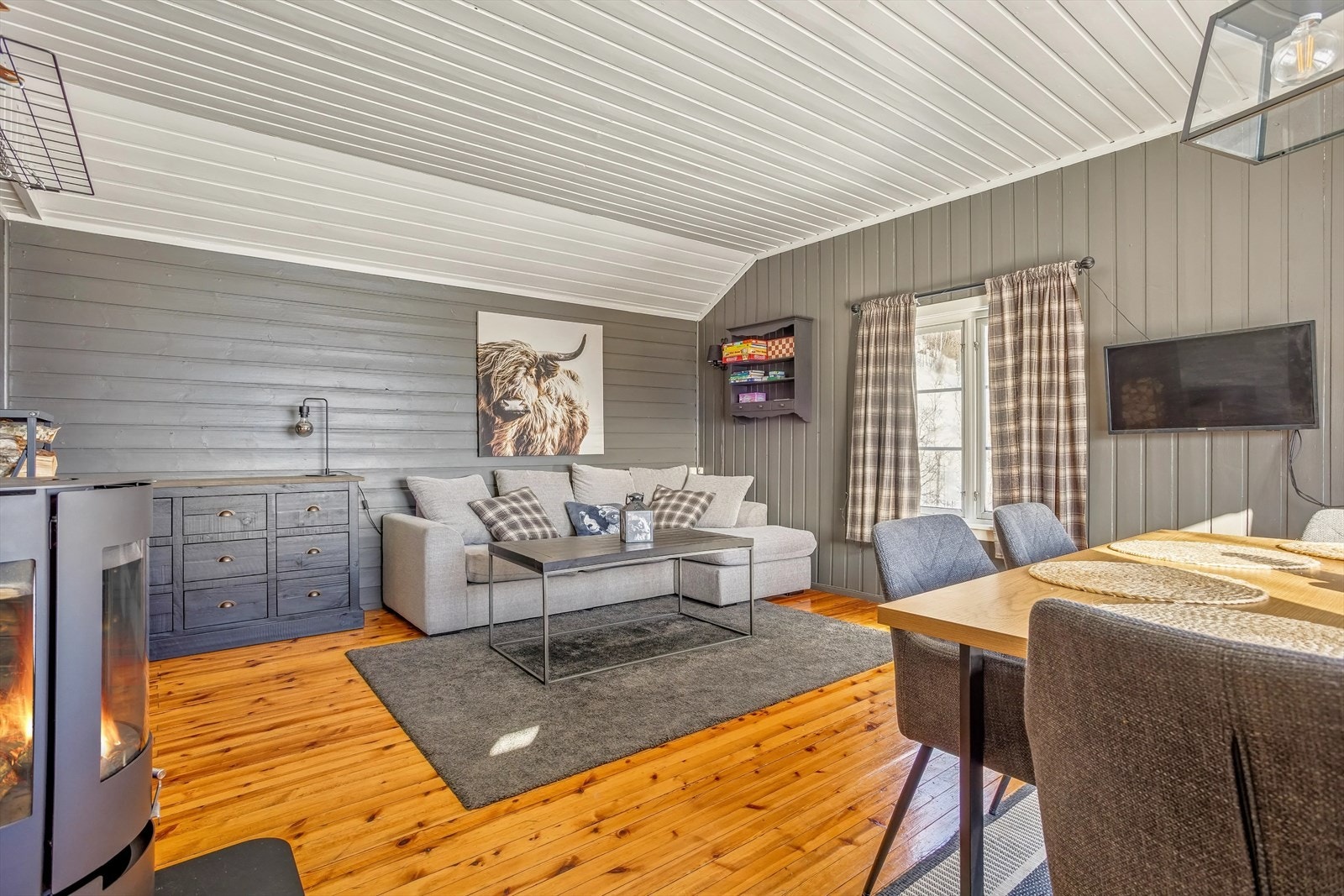 Den nyere vedovnen holder god varme i hytten på kalde vinterdager Galleribilde