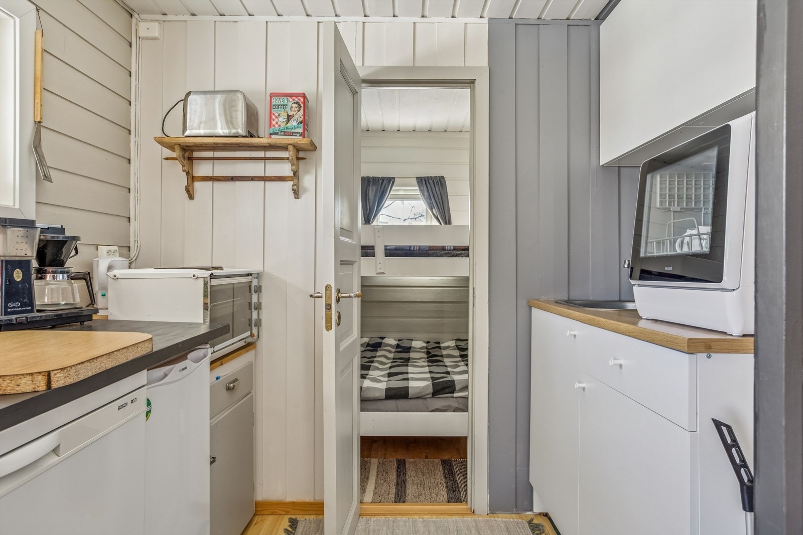 Kjøkkenet er innredet med nye over- og underskap, vask og benkeplate på den ene siden Galleribilde