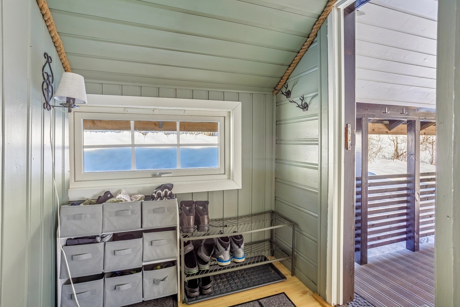 Entré med plass til skohyller/kommode, garderoben ligger like innenfor Galleribilde