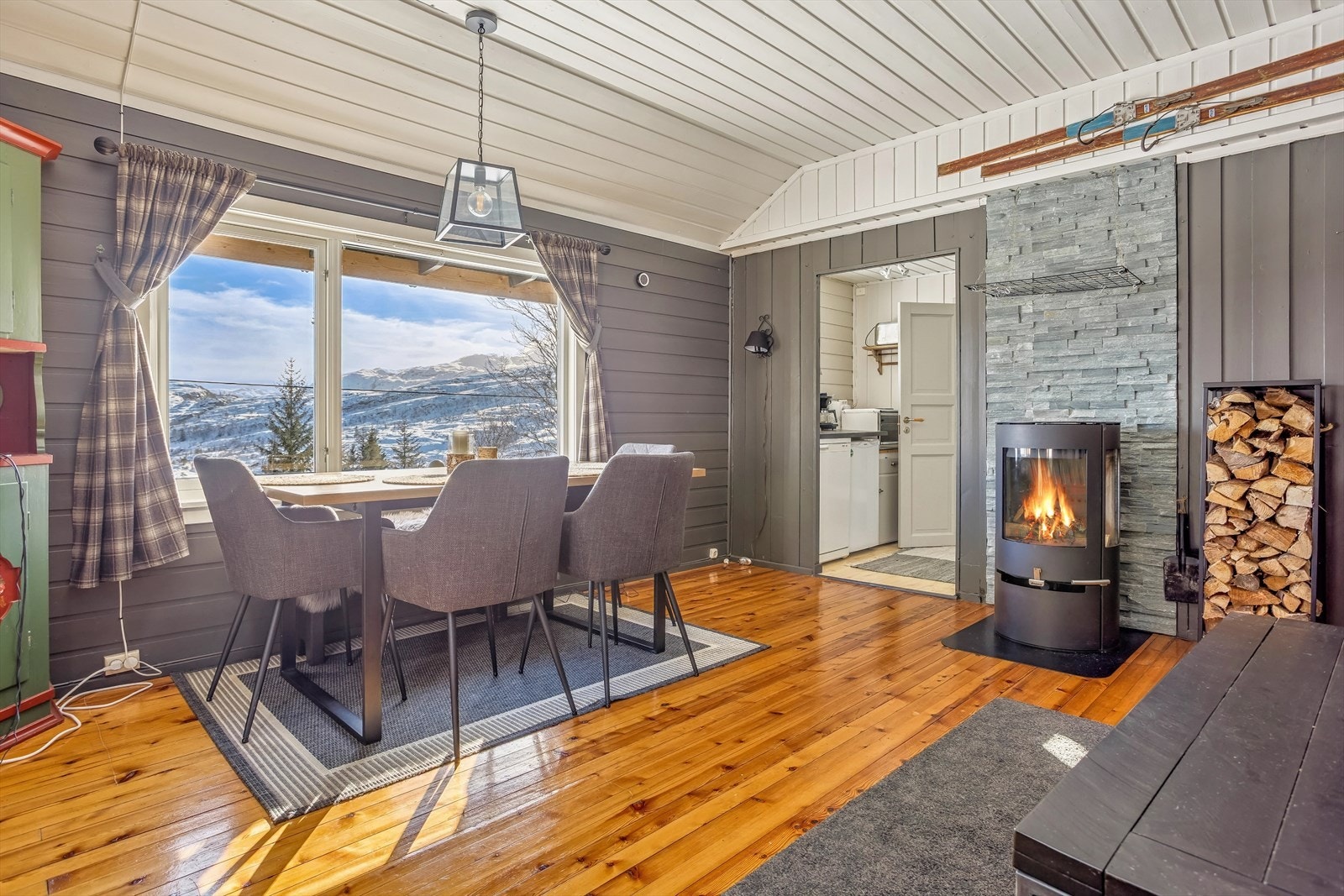 Hytten har en arealeffektiv planløsning slik at stuen er svært romslig for størrelsen Galleribilde