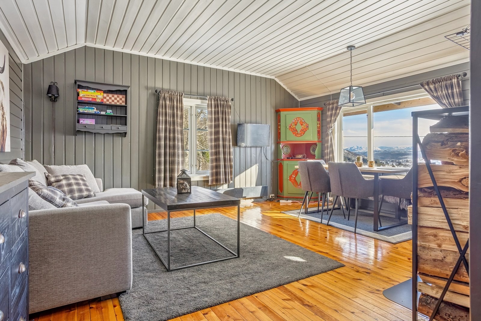 Innbydende stue med plass til flere sittegrupper Galleribilde