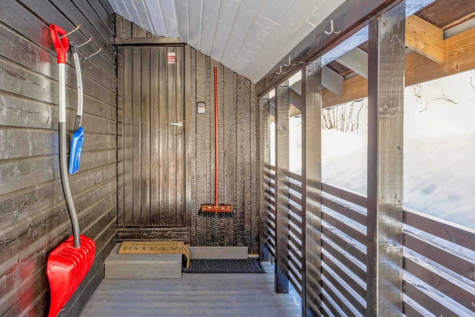 Overbygget svalgang foran inngangen - velkommen inn! Galleribilde