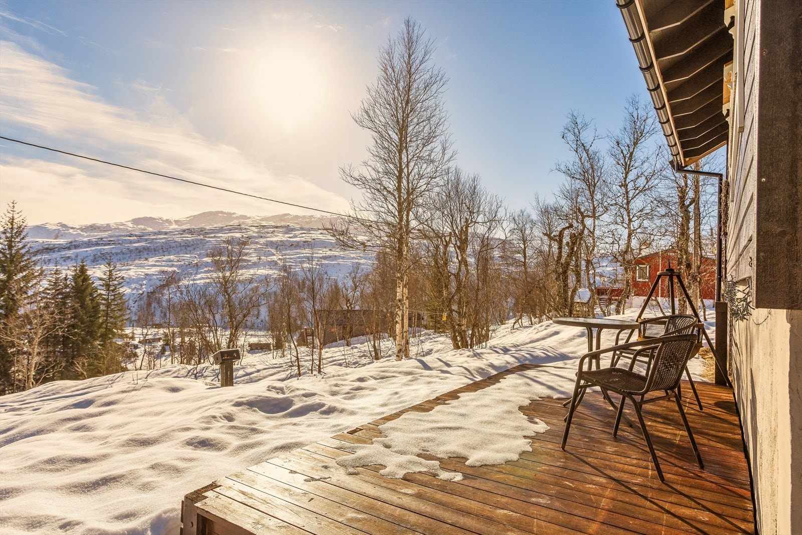 Den koselige hytten ligger solrikt til mellom Jonshøgdi og Kleiva, ca. 200 meter overfor fylkesveien Galleribilde