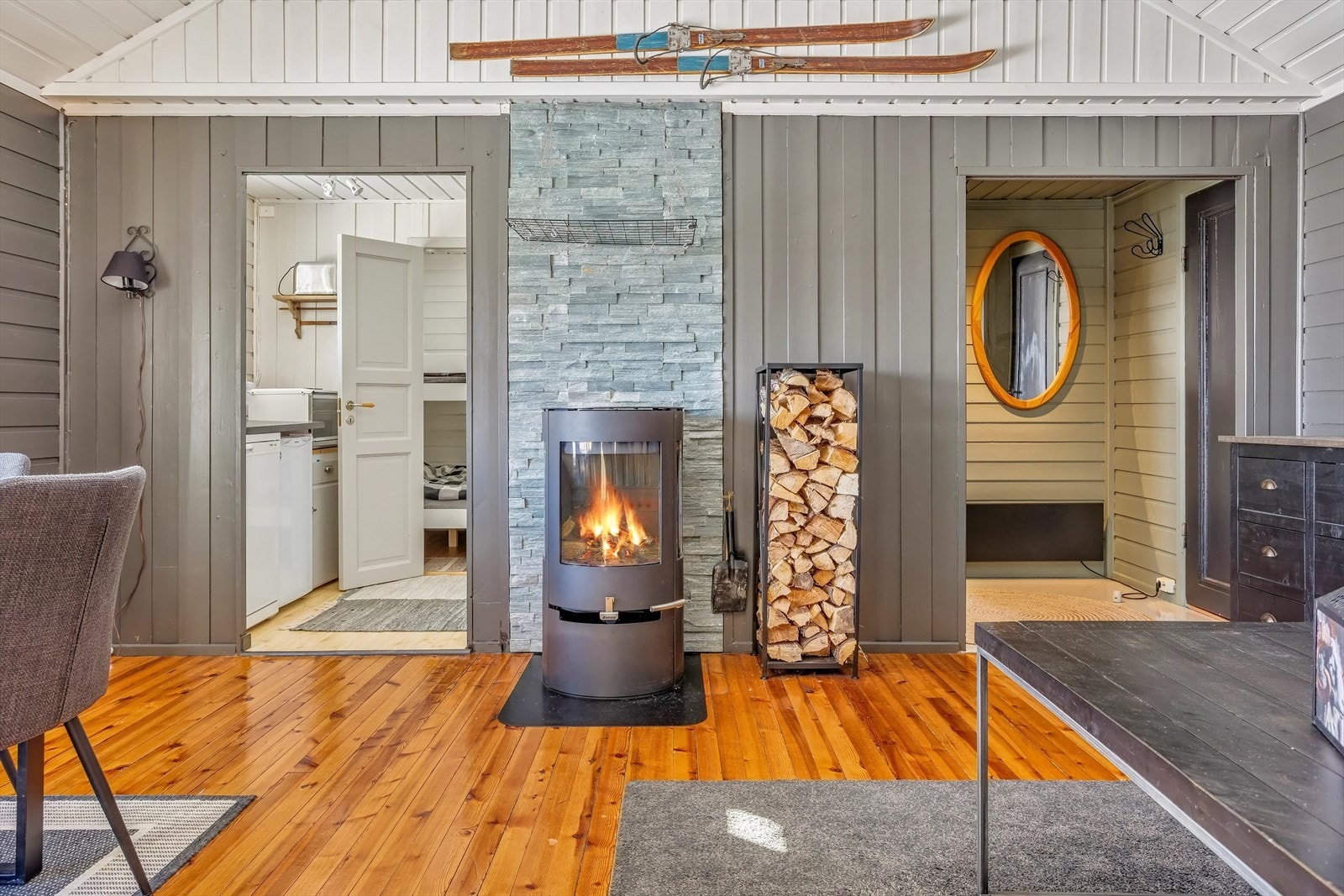 innenfor stuen er det et sjarmerende hyttekjøkken Galleribilde