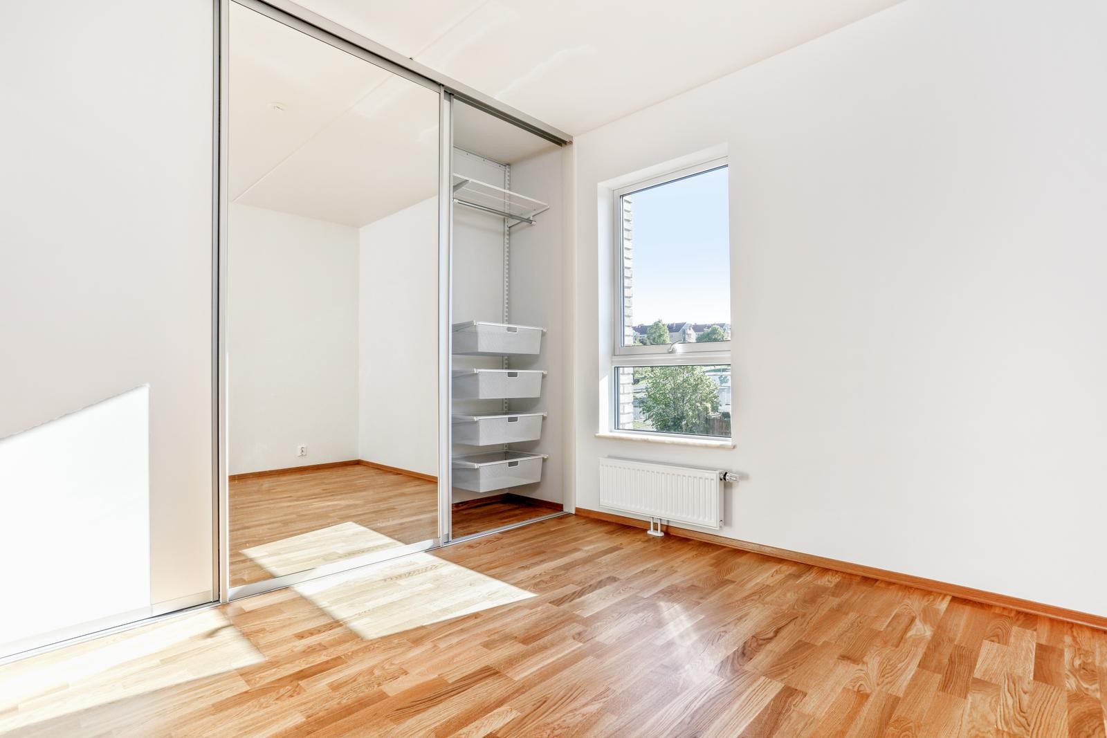 Hovedsoverommet fremstår som lyst og romslig. Skyvedørsgarderobe medfølger Galleribilde