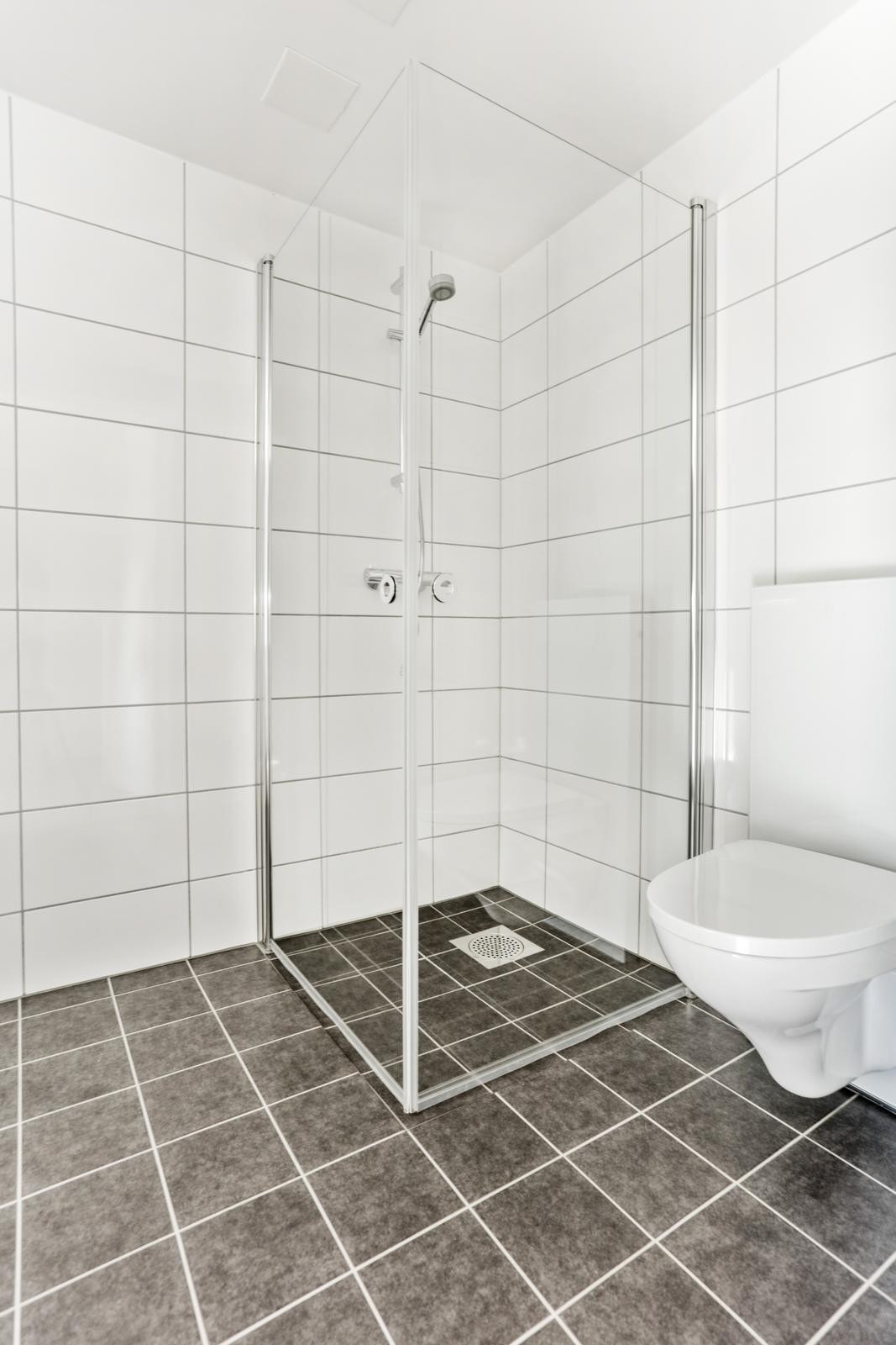 Pent flislagt bad med varmekabler. Opplegg for vaskemaskin. Galleribilde