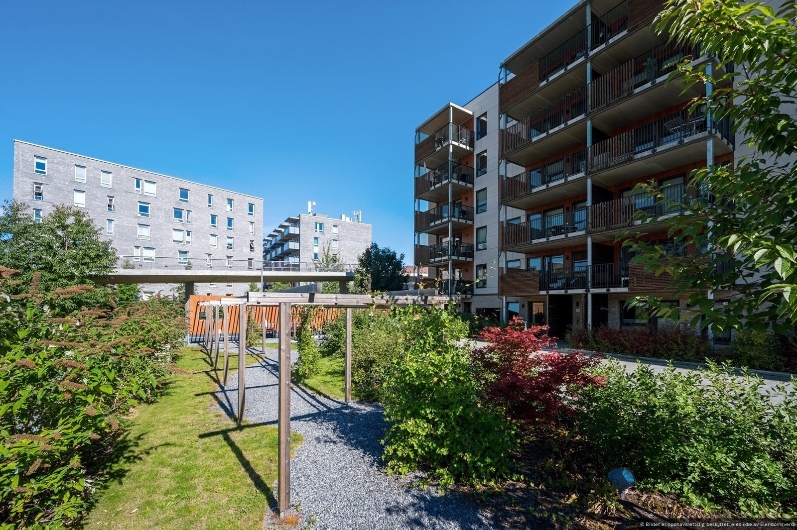 Området er pent opparbeidet med grøntarealer, lekerplasser og sittegrupper Galleribilde