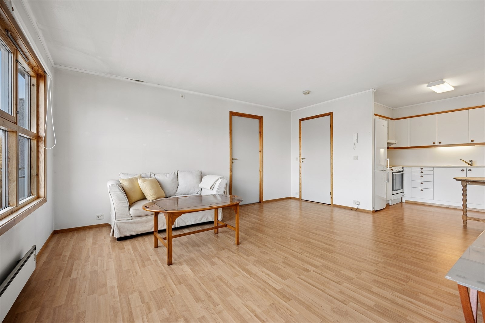 Stuen og kjøkkenet er i en delvis åpen løsning som gir en god romfølelse. Galleribilde