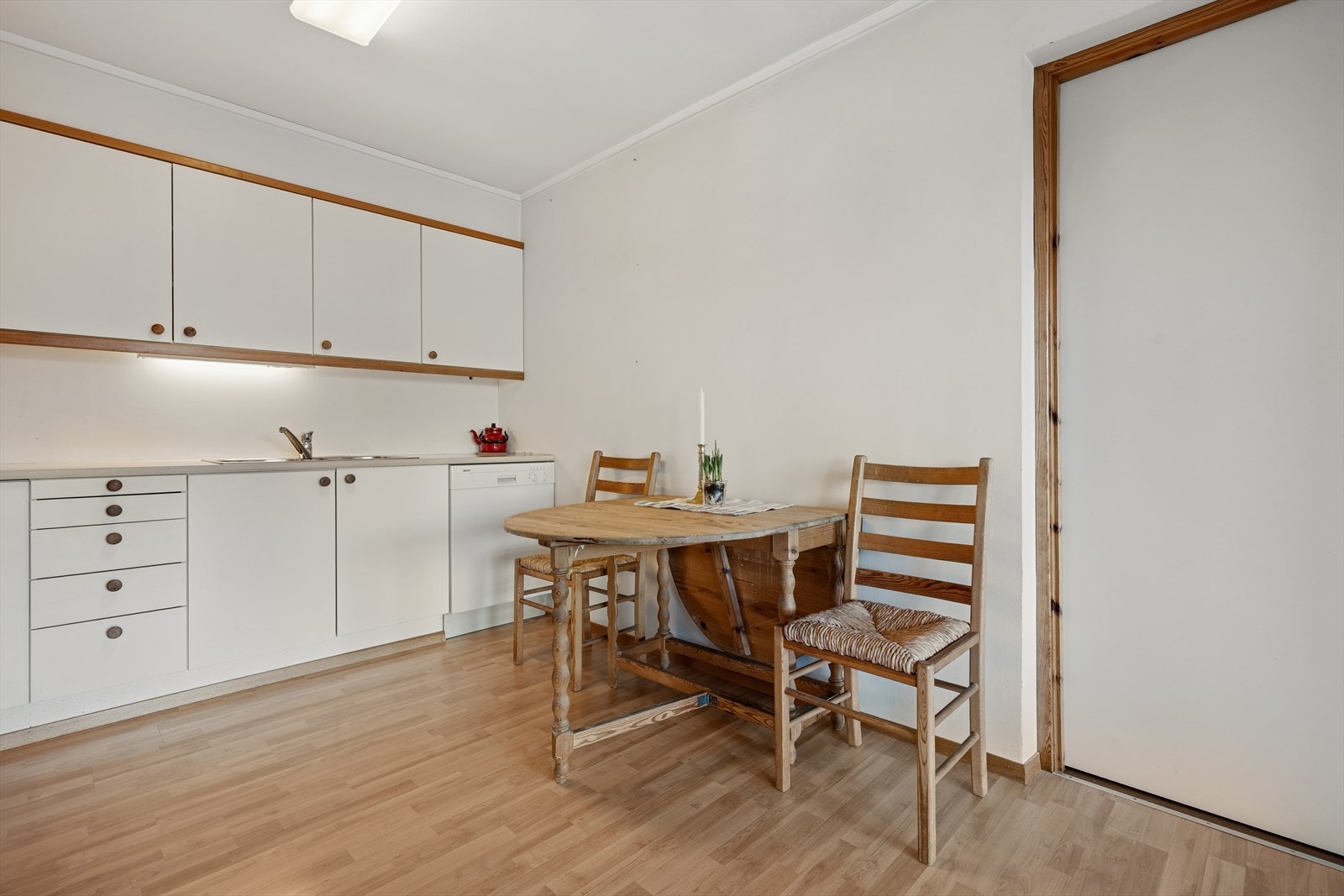 Det er plass til en spiseplass i tilknytning til kjøkkenet. Galleribilde