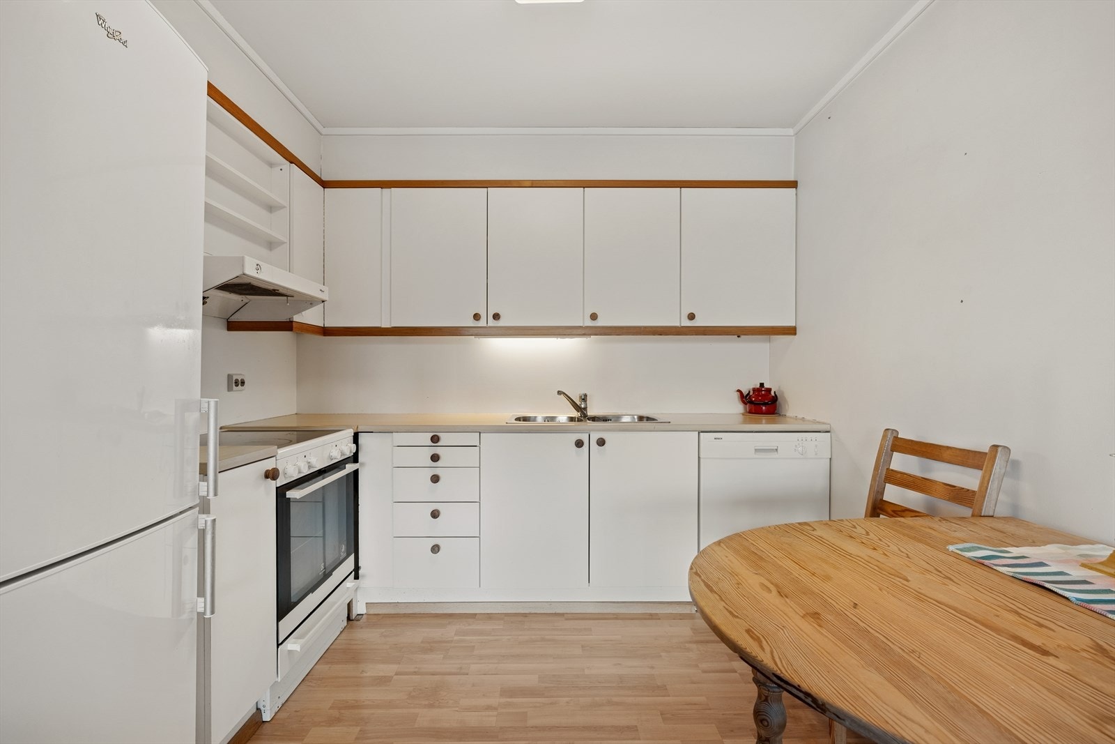 Kjøkkeninnredningen gir god skap- og benkeplass, med plass til frittstående hvitevarer. Galleribilde