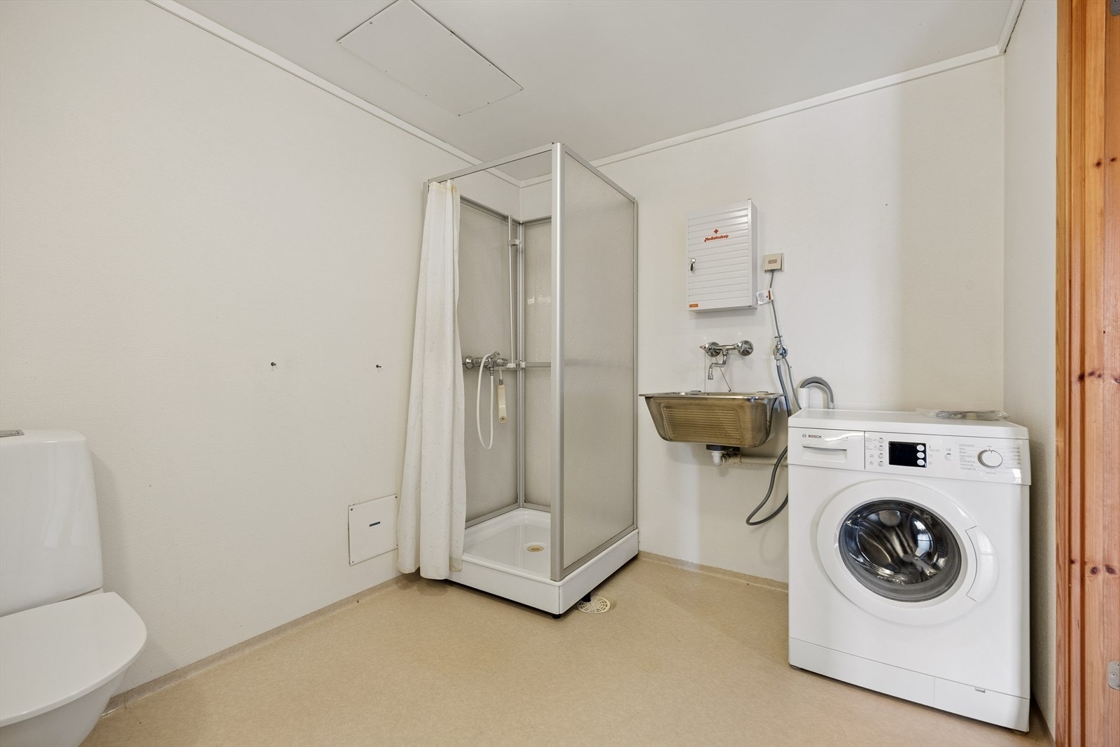 Badet har elektriske varmekabler i gulvet, dusjkabinett og opplegg for vaskemaskin. Galleribilde