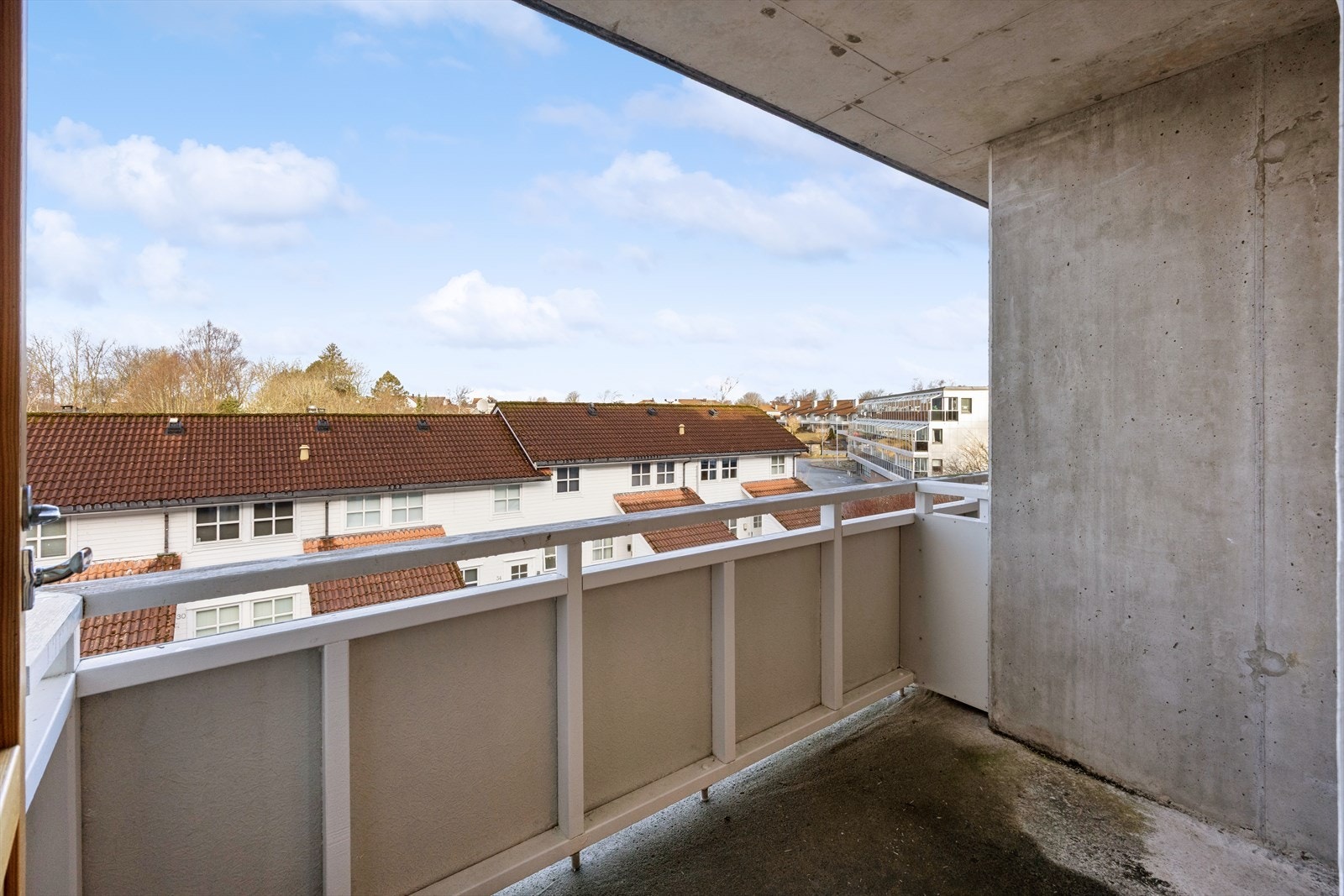 Balkong med fin utsikt til det koselige boligområdet som omgir eiendommen. Galleribilde