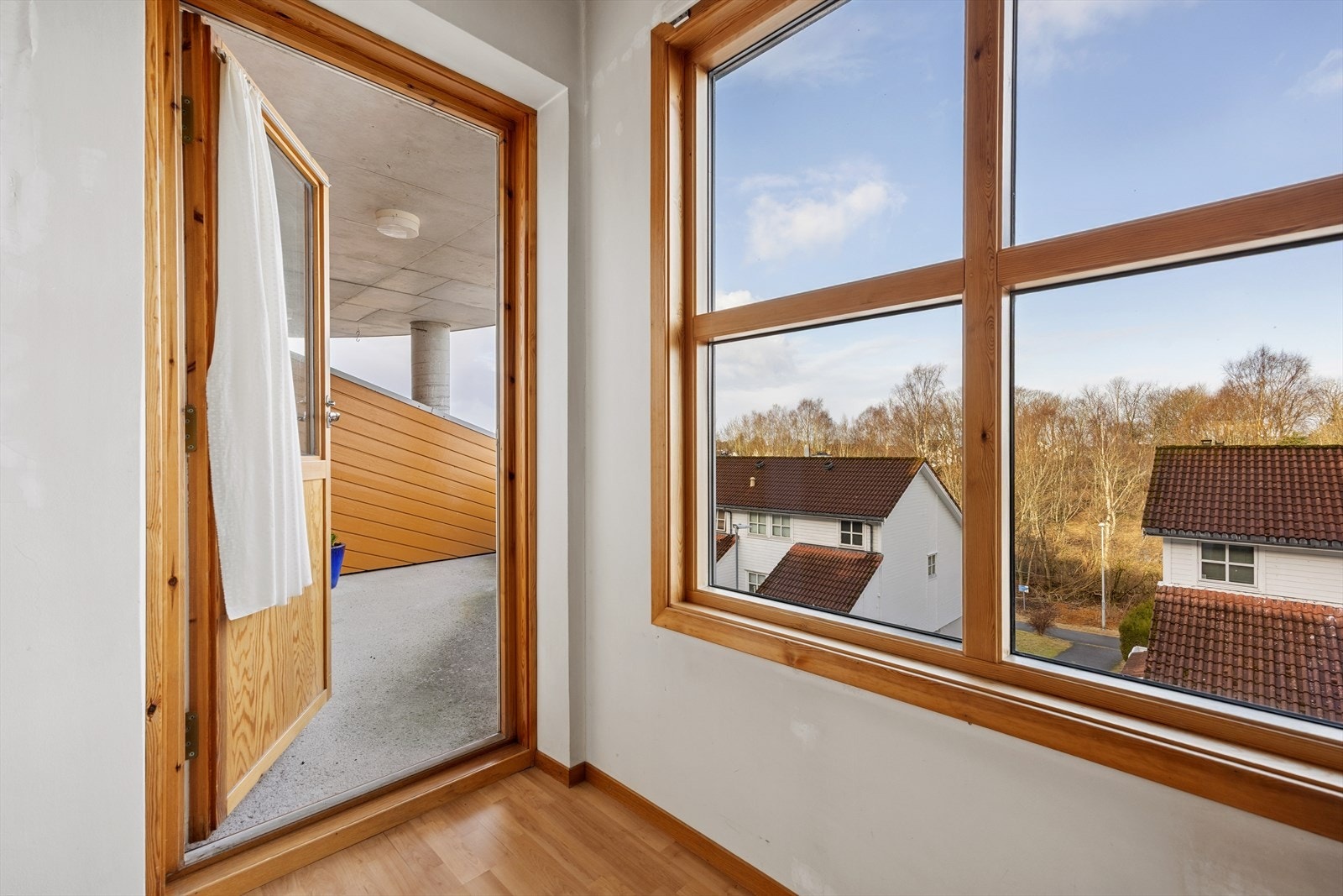 Balkongdøren i tre fra stuen åpner opp mot den største uteplassen. Galleribilde