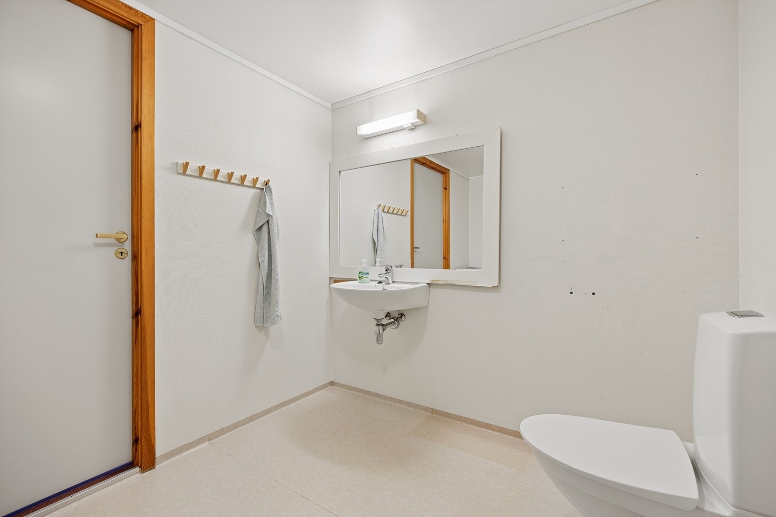 Romslig bad med vinylbelegg på gulv. Toalettet ble skiftet i 2024. Galleribilde