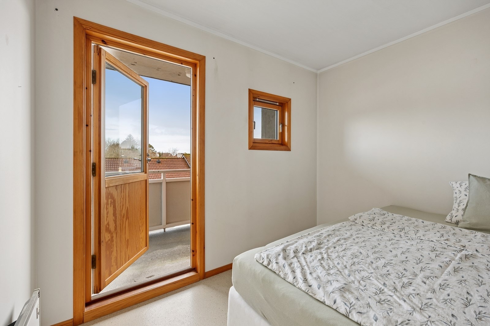 Fra dette soverommet er det utgang til leilighetens andre balkong på 4 m². Galleribilde