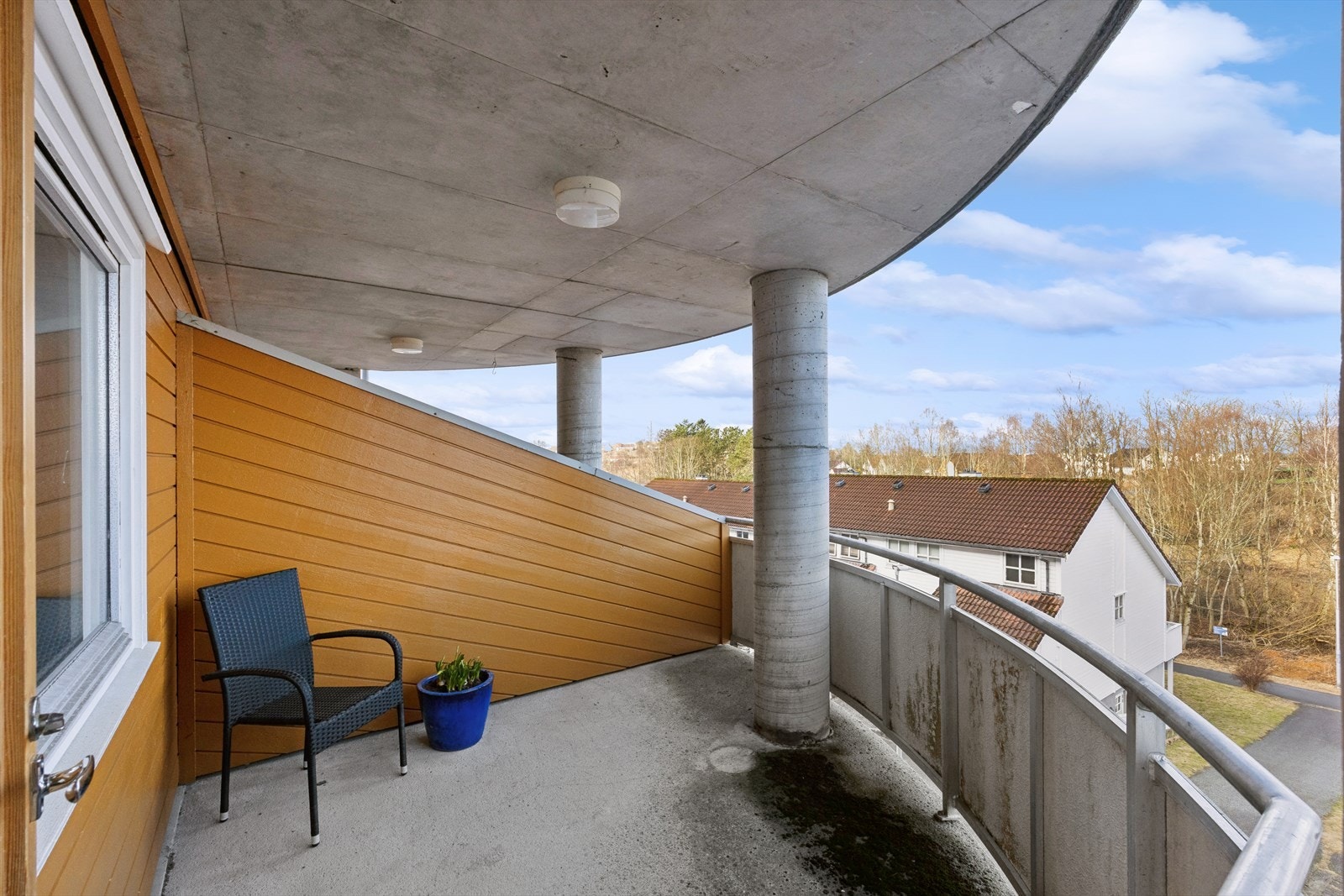 Fra stuen er det utgang til en romslig, overbygget balkong på 9 m². Galleribilde