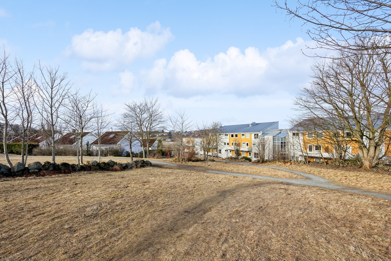 Det er flere barnehager i umiddelbar nærhet, blant annet Eskeland barnehage kun 2 minutter unna. Galleribilde